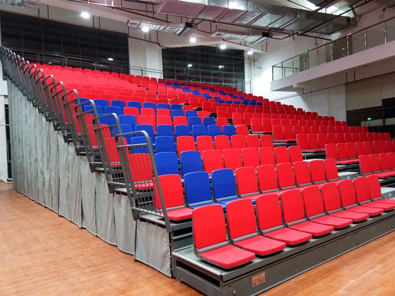 學校全面開學,來了解一下活動伸縮看臺在學校體育館的應用